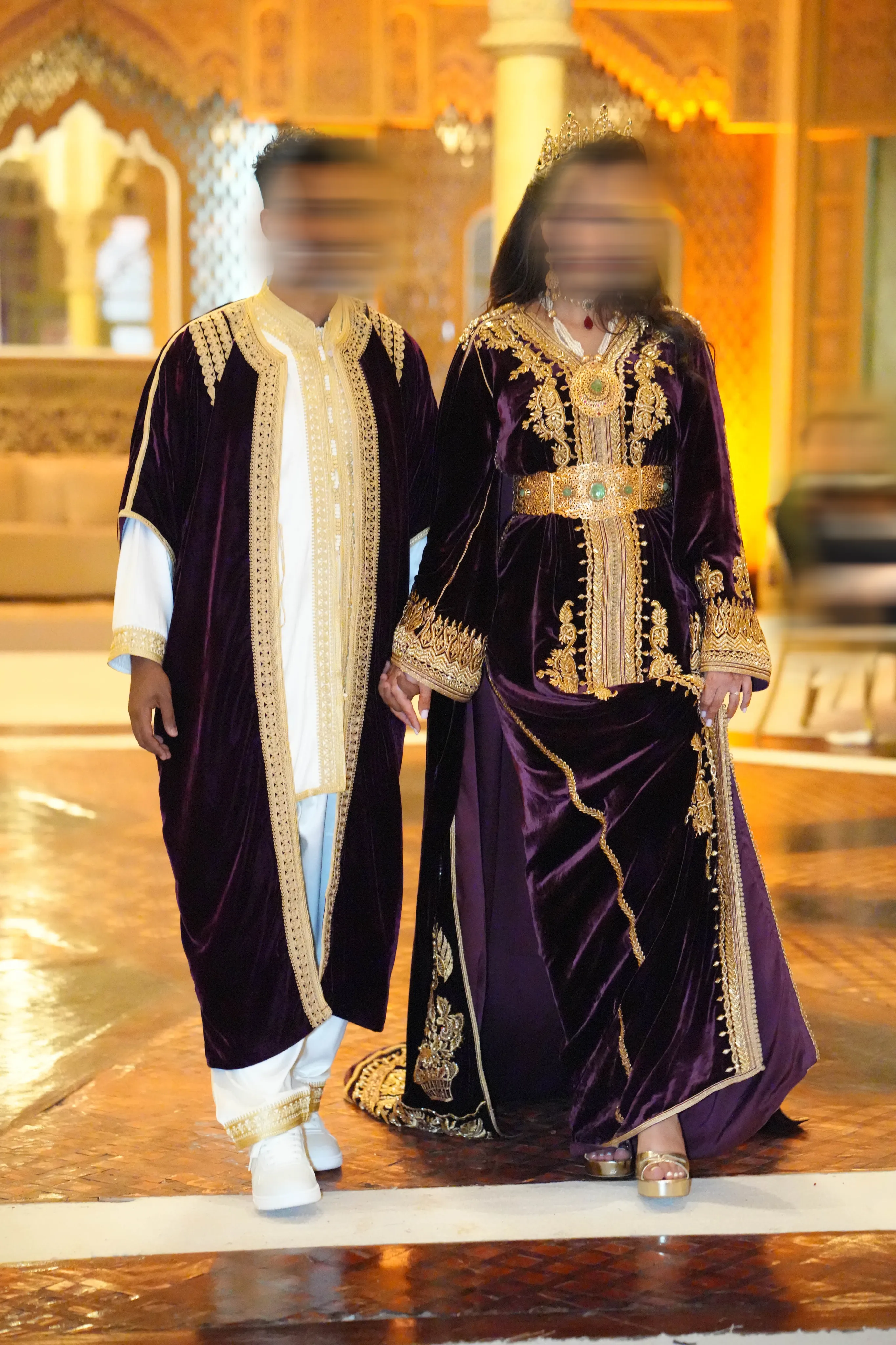 Couple assorti : jabador bordeaux du marié et takchita bordeaux et or de la mariée