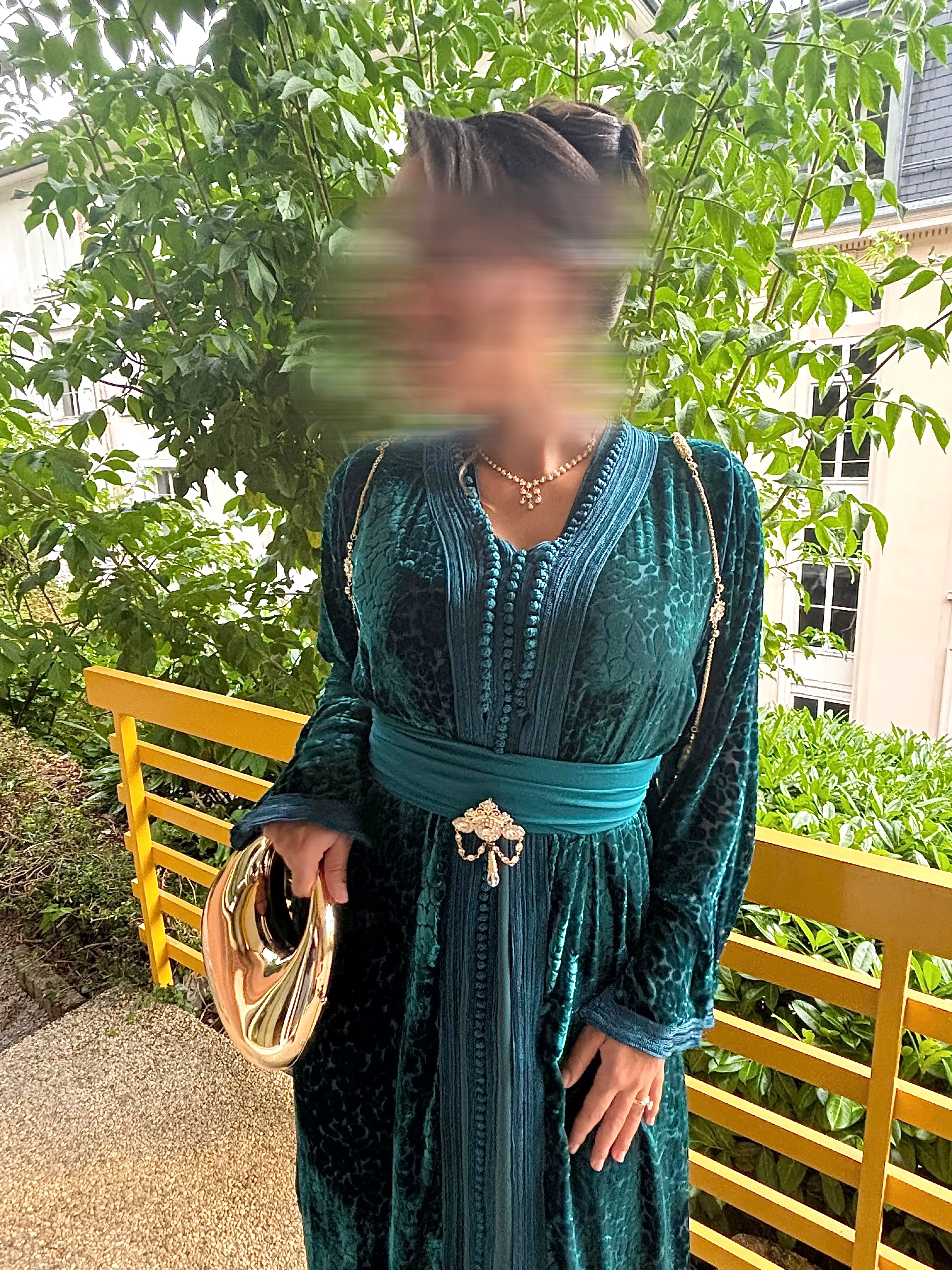 Takchita marocaine en velours frappé vert émeraude, ceinture satin à broche dorée et pochette dorée