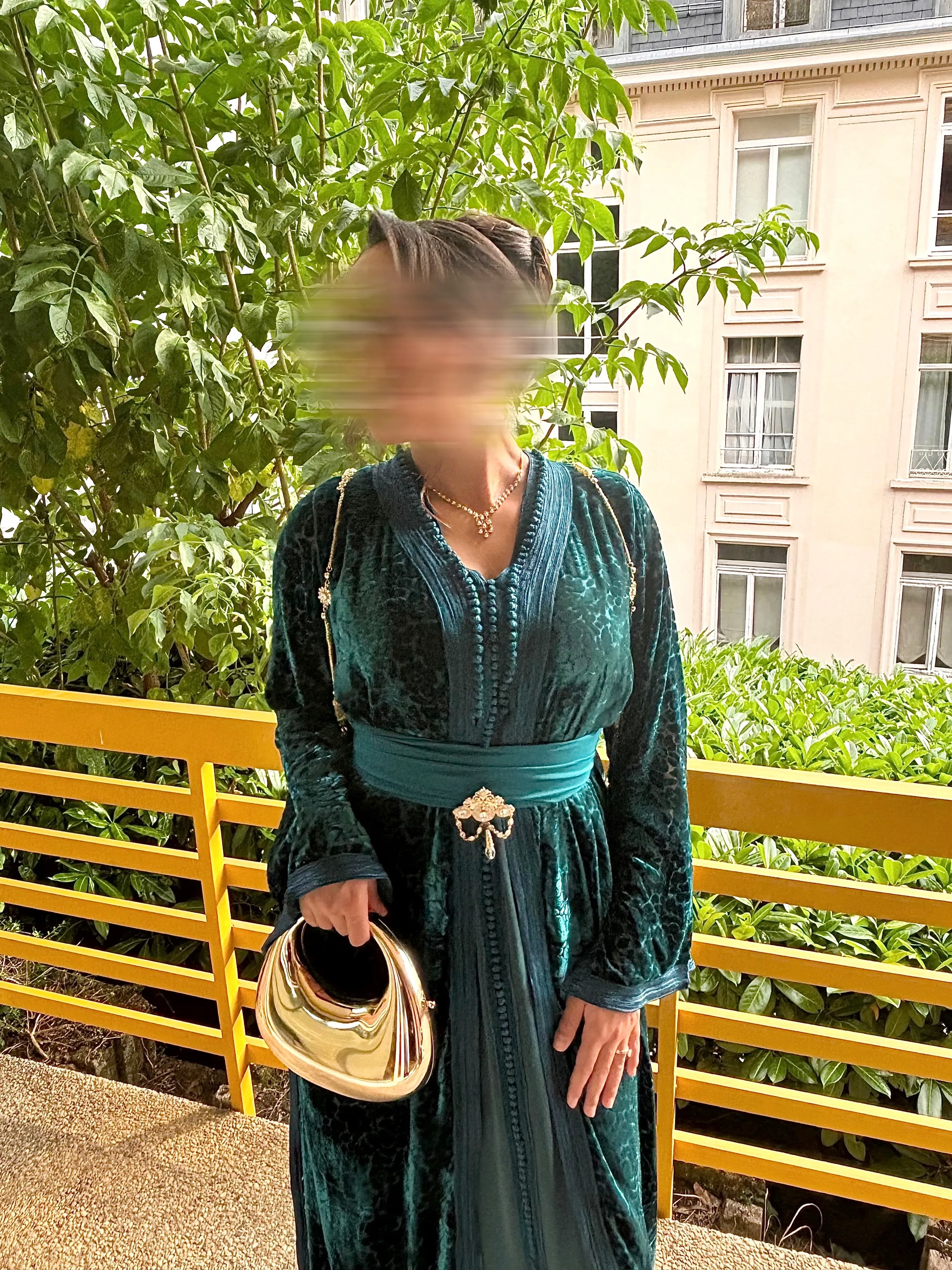Détail de la takchita vert émeraude : plastron à boutons Aakad, finitions Sfifa et broche bijoux sur la ceinture
