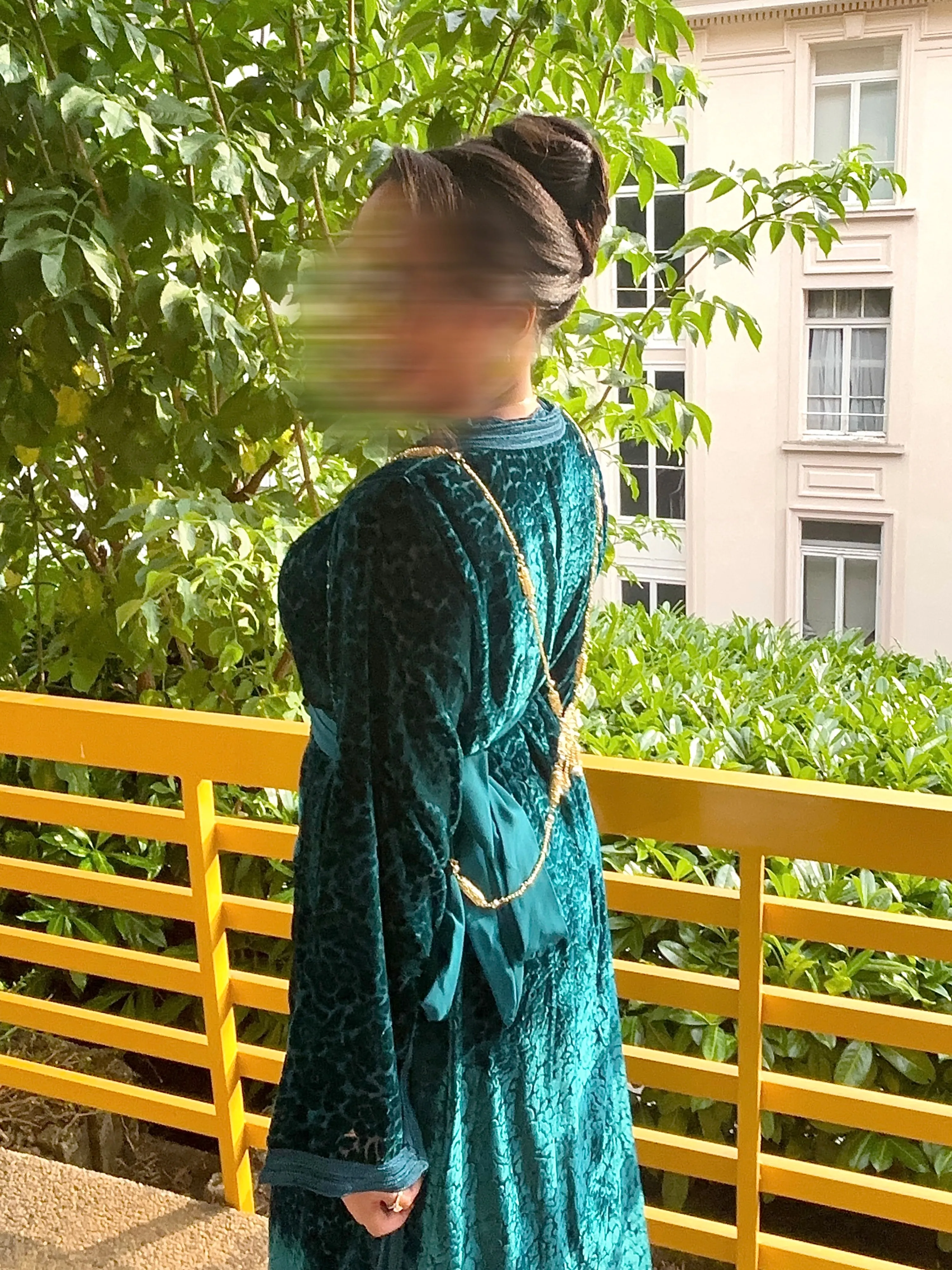 Takchita vert émeraude de profil, nœud de ceinture en satin dans le dos