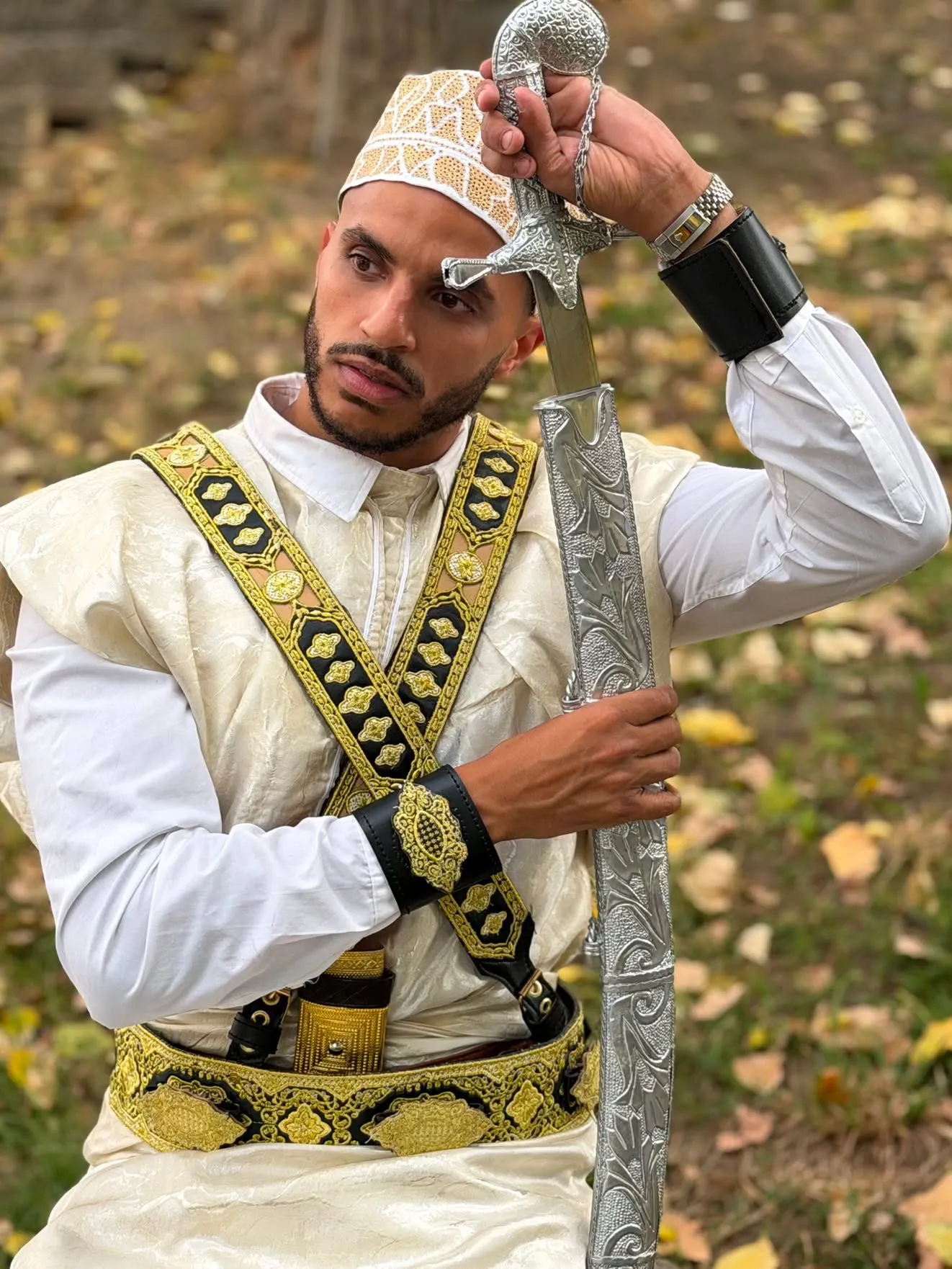 Détail de la tenue Ilyas : baldric et ceinture brodés d'or, sabre d'apparat