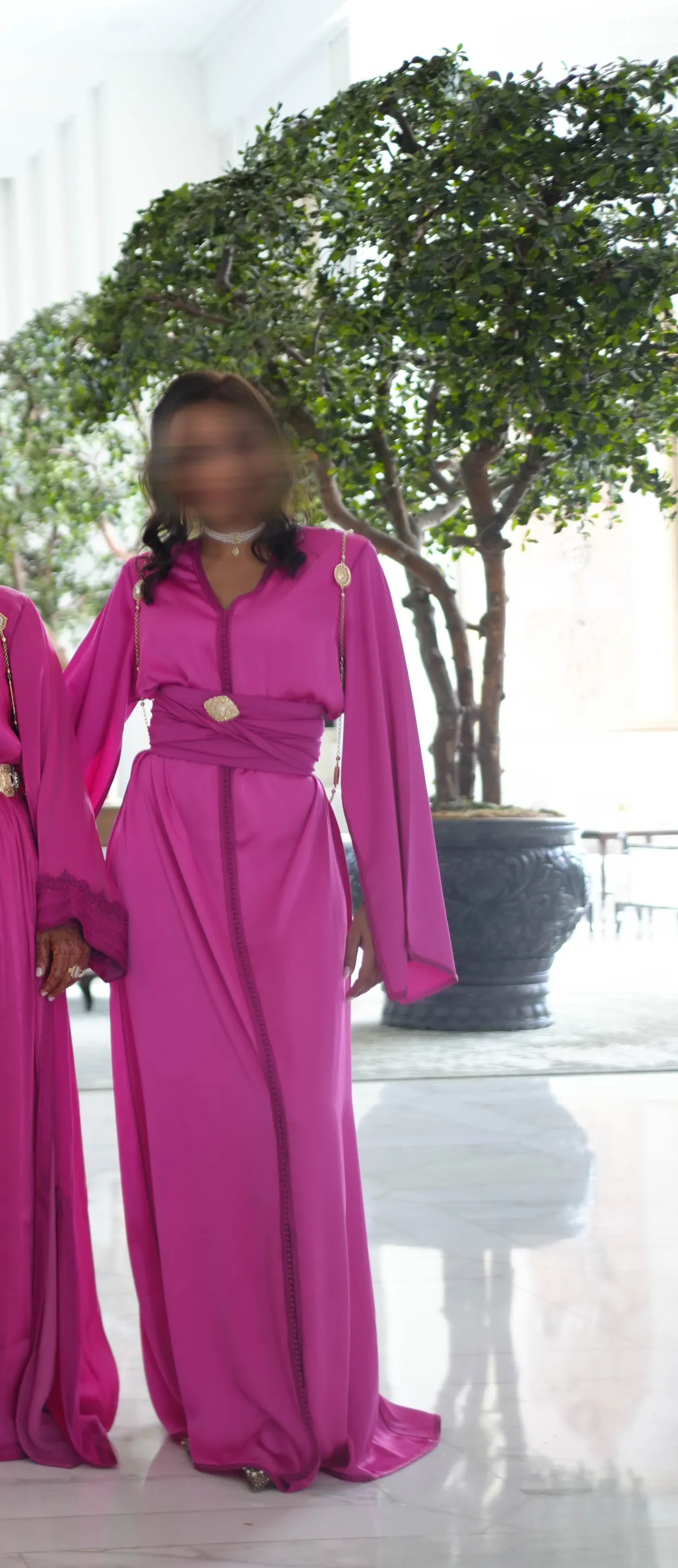 Caftan fuchsia à manches évasées, large ceinture à broche bijou, en pied