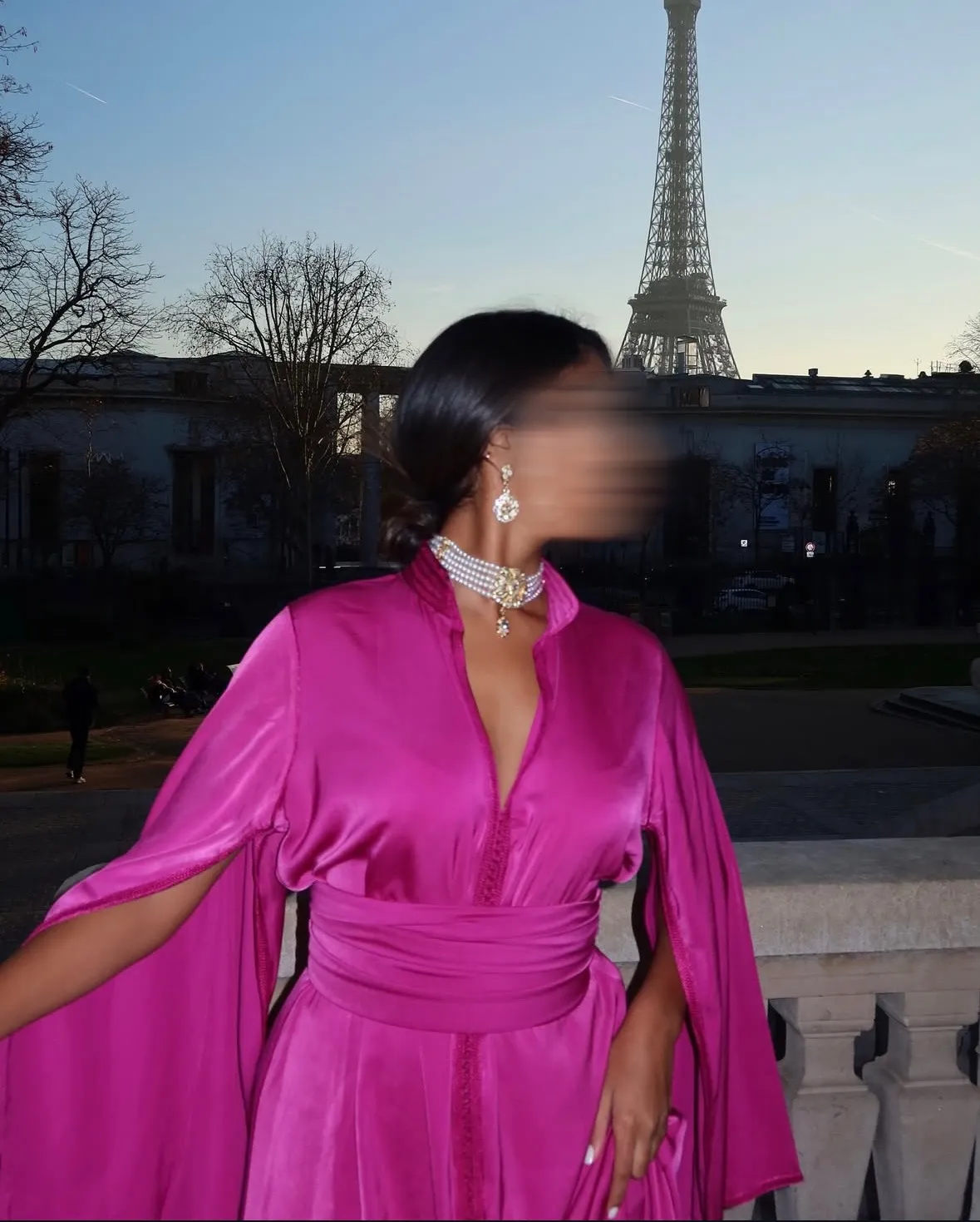 Caftan fuchsia en satin porté devant la Tour Eiffel à Paris