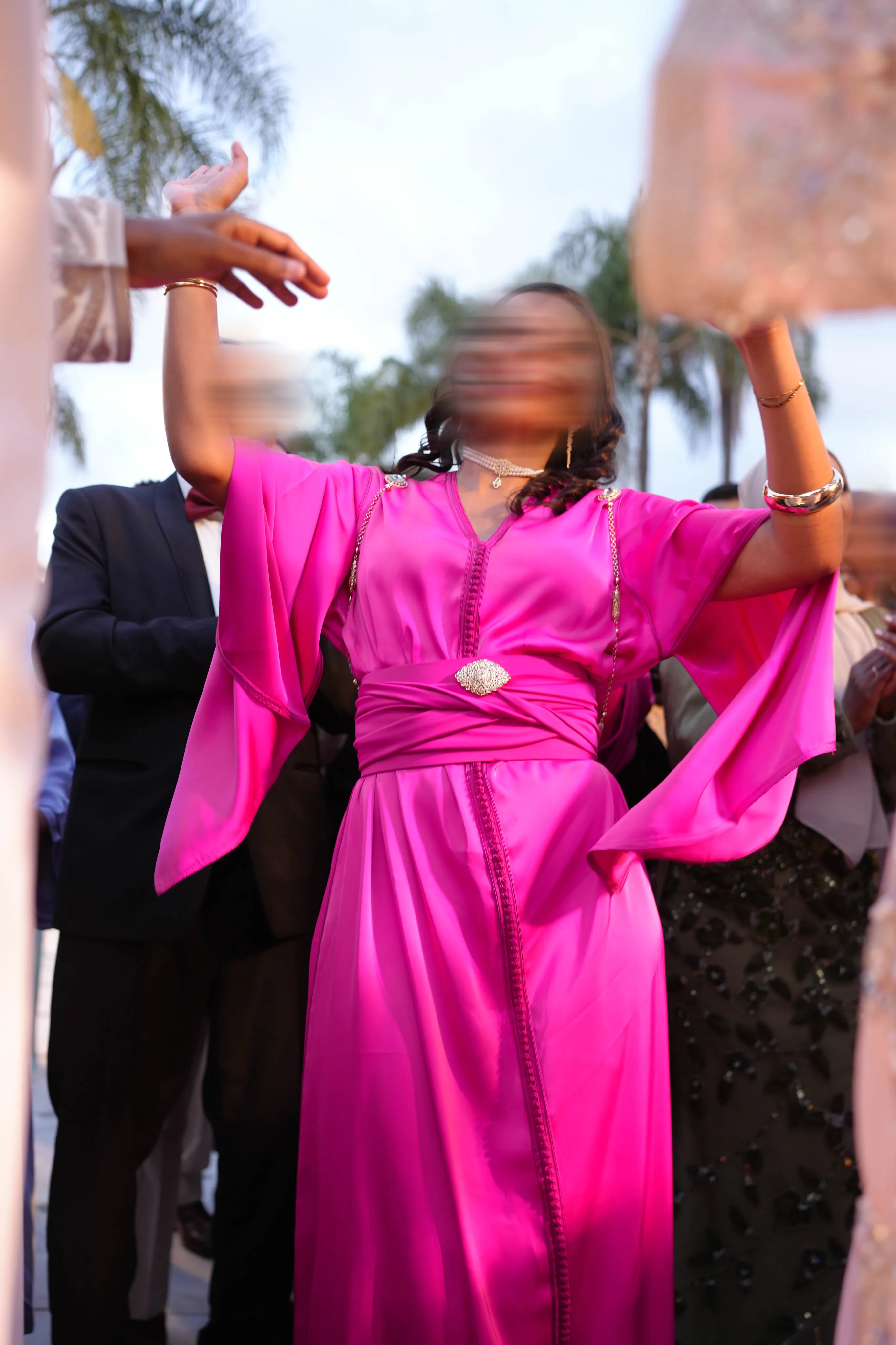 Caftan fuchsia en mouvement lors d'une fête