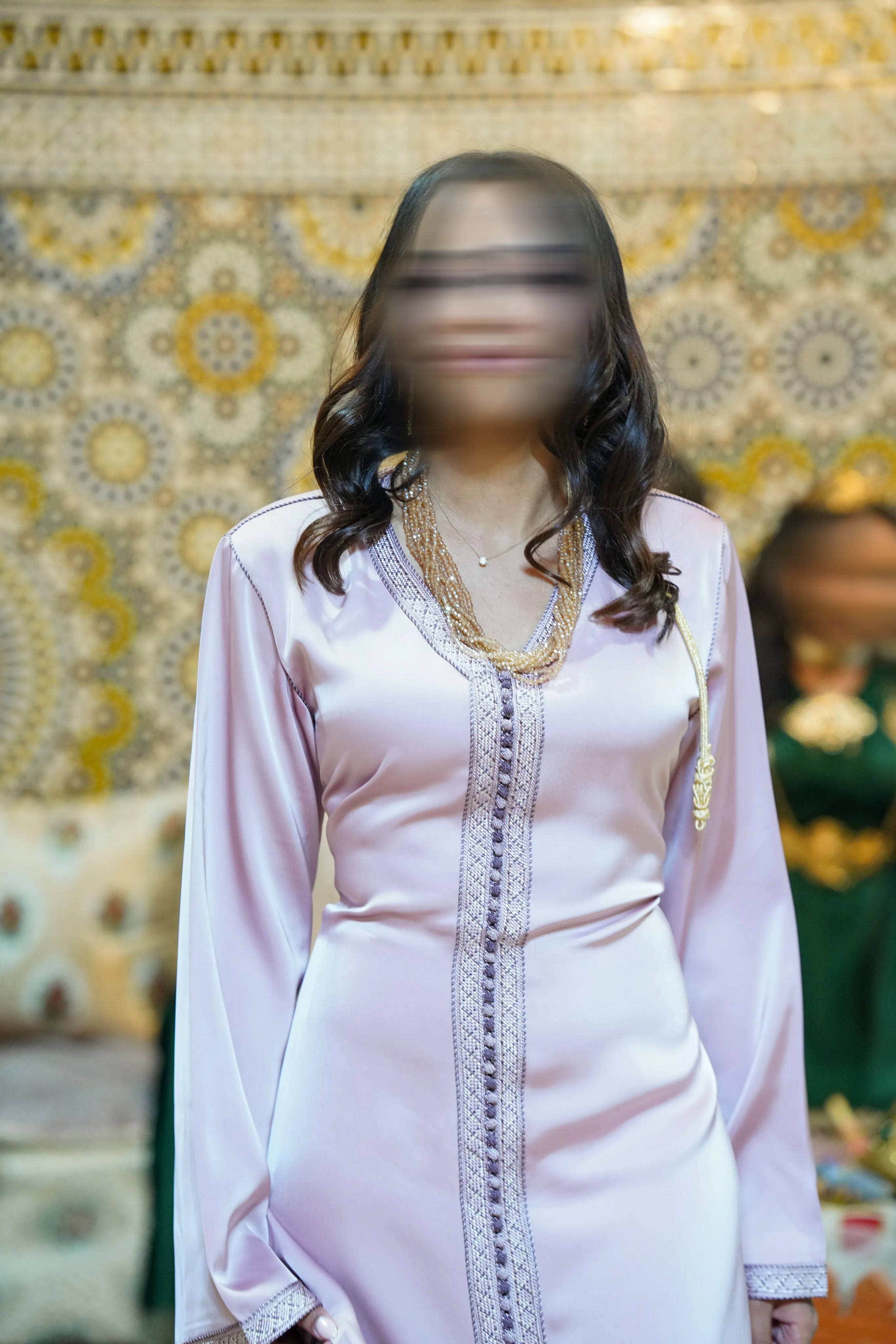 Détail du caftan Kbida : encolure et galon argenté sur satin rose poudré