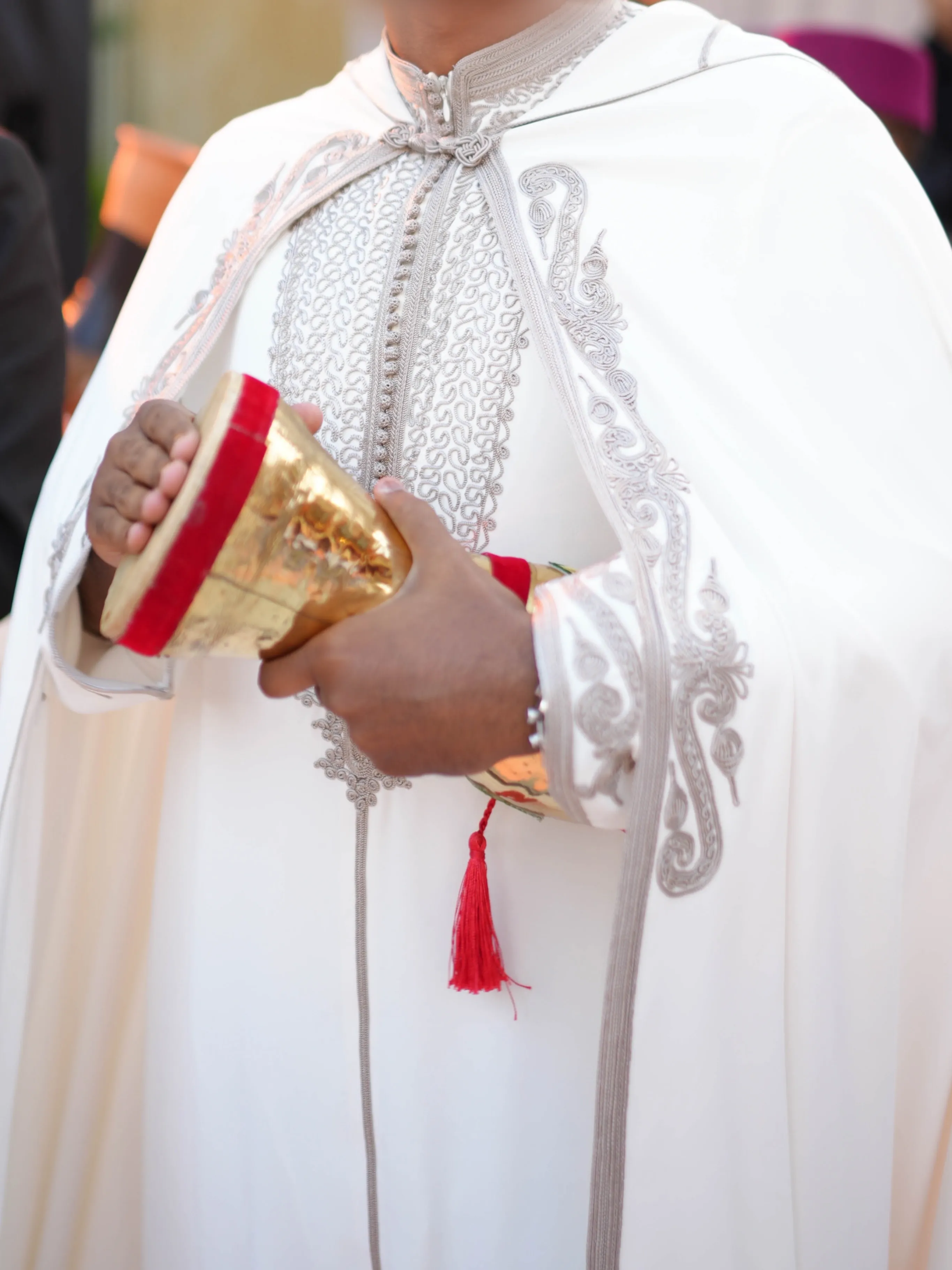 Détail du selham blanc : broderies d'argent Sfifa et Zouak Maâlem