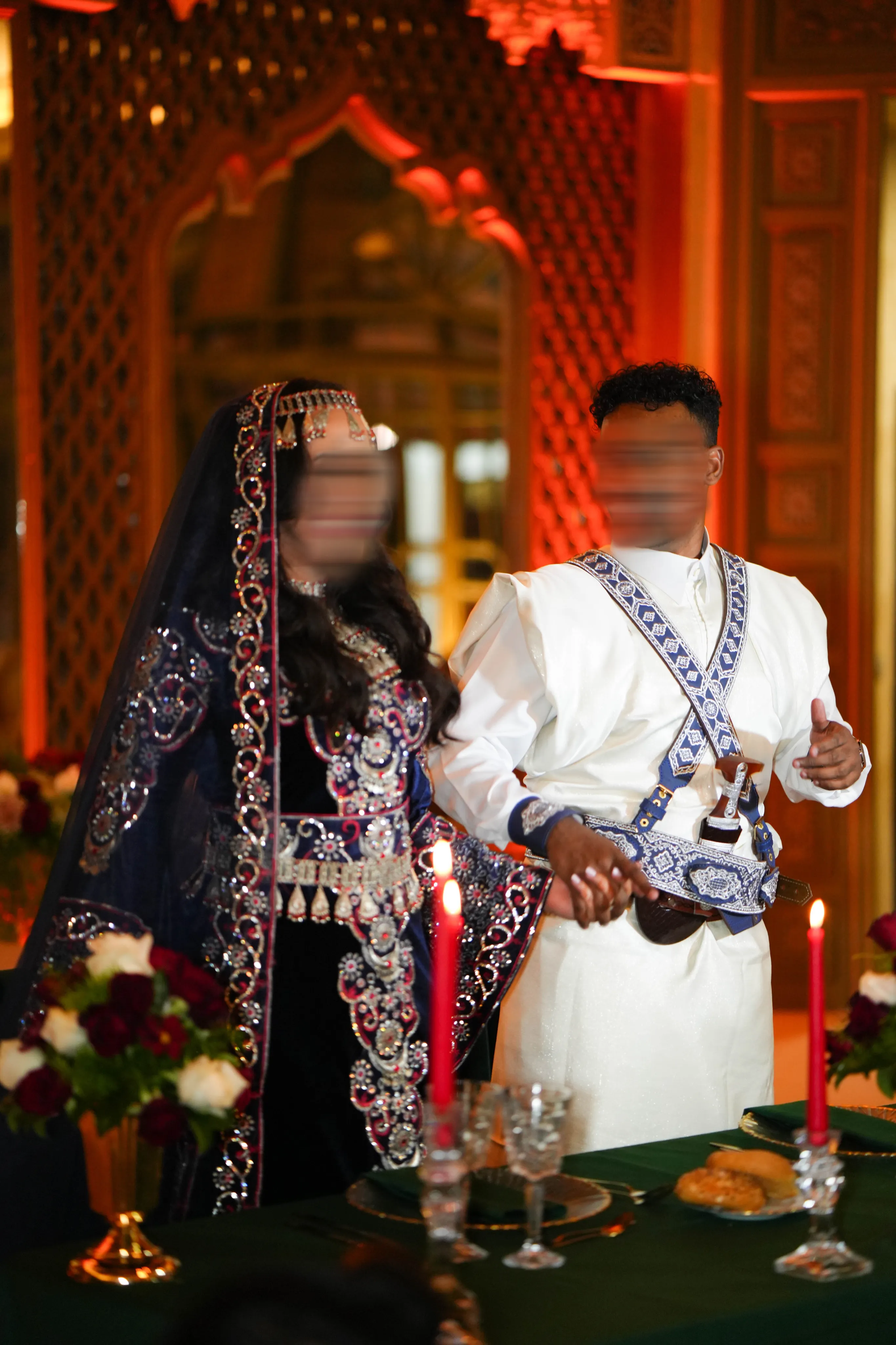 Couple en tenue yéménite Samiya : mariée en velours bleu nuit et marié en thobe blanc à baldric et Janbiya