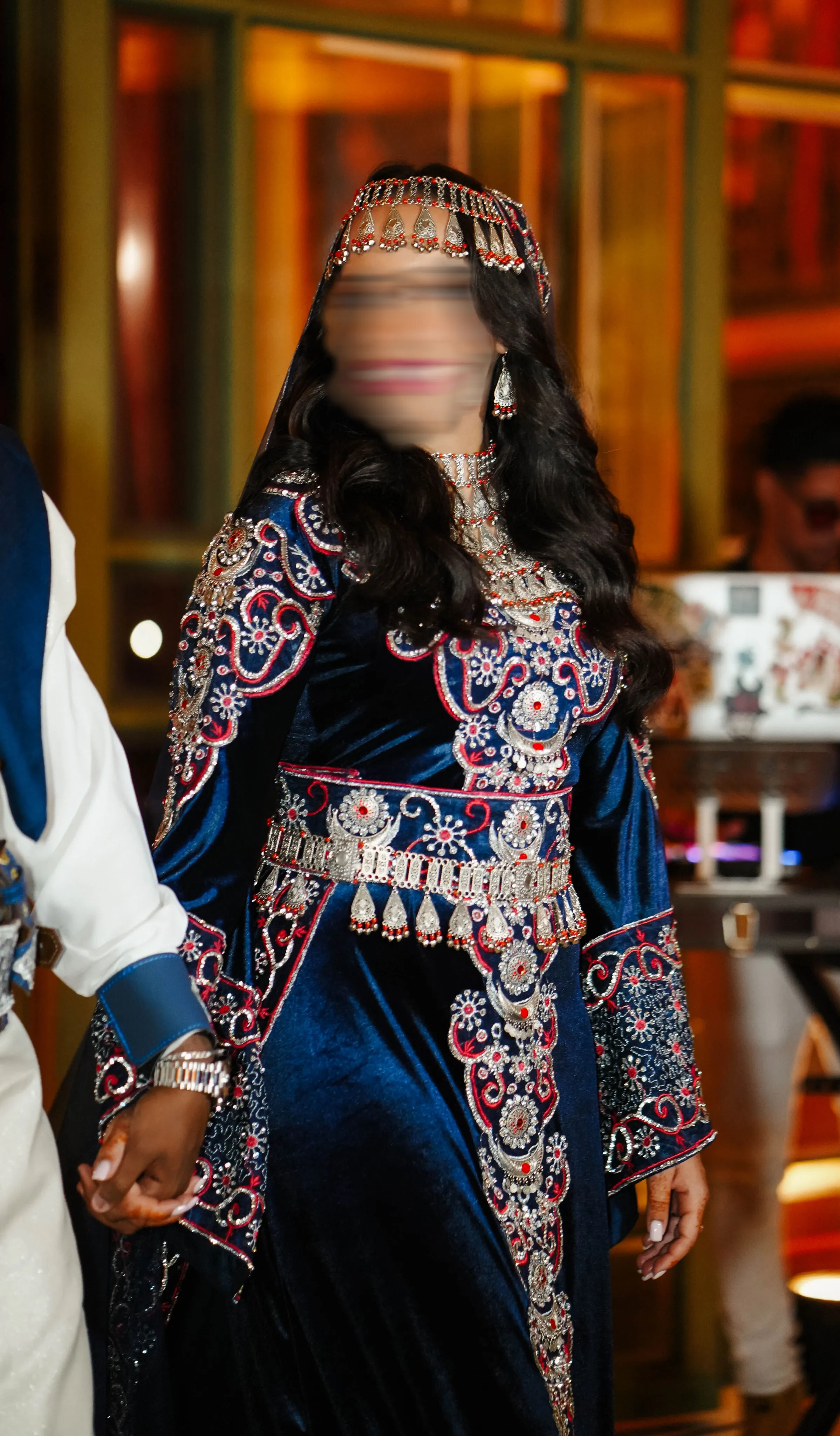 Mariée en robe Sana'ani yéménite en velours bleu nuit, coiffe et parure de bijoux traditionnels