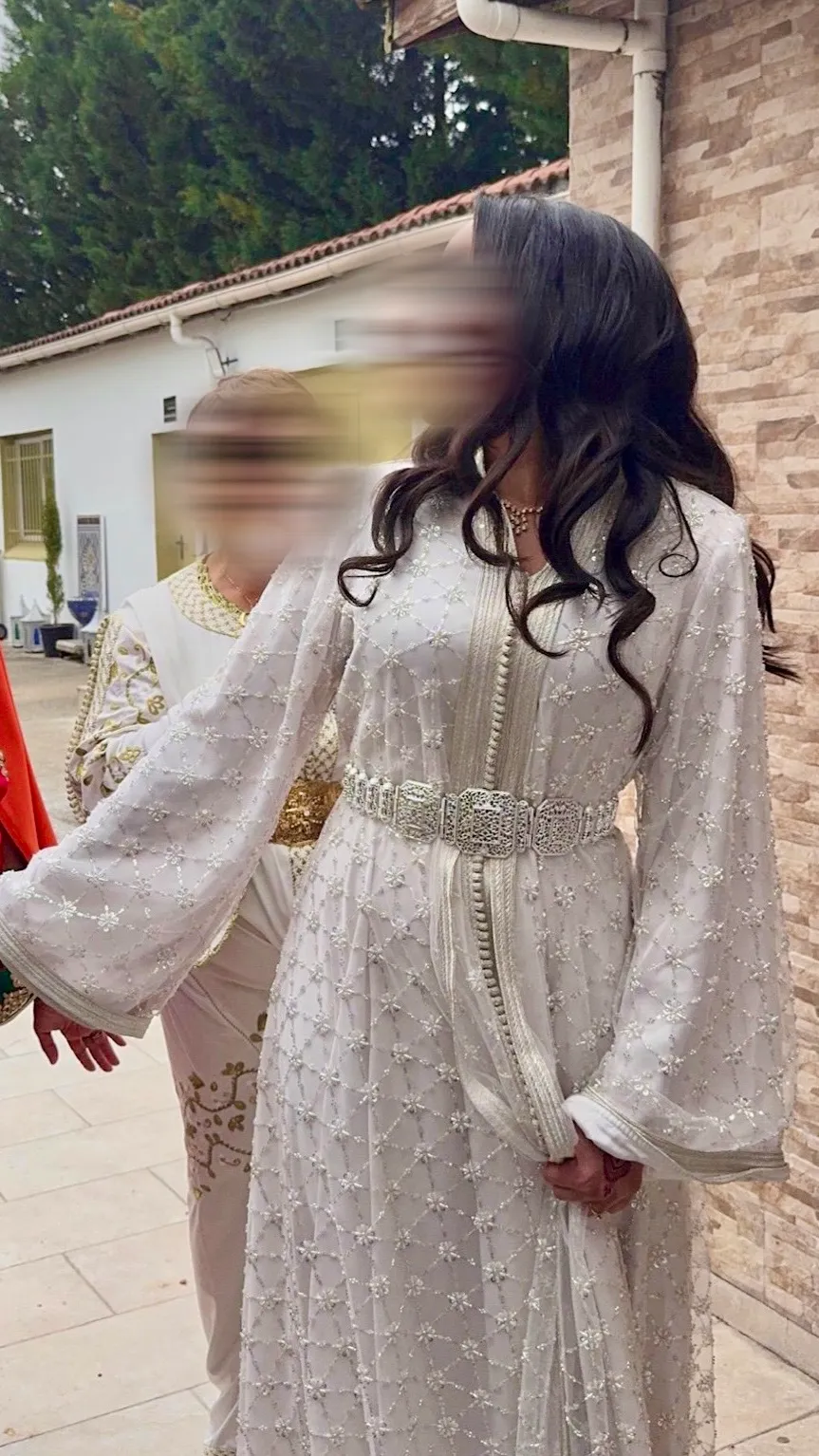 Caftan en tulle perlé scintillant, ceinture en argent ciselé